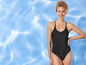 Une femme en maillot de bain noir sur un fond bleu.