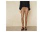 Leggings en cuir marron avec un pull noir et des chaussures marrons.