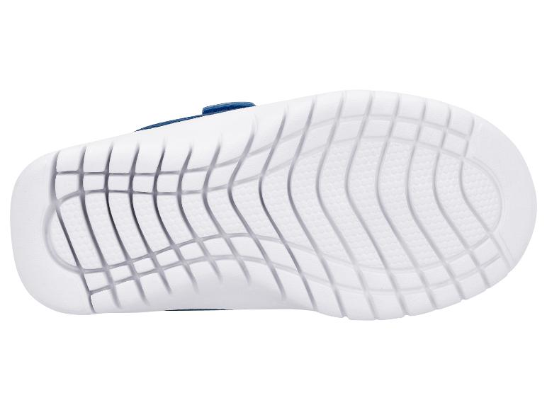 Semelle blanche d'une sandale pour enfant avec des accents bleus.