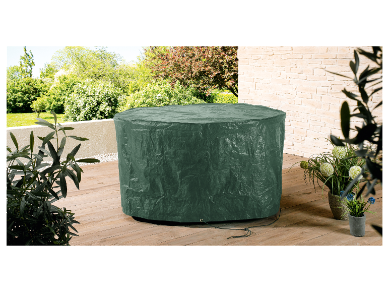 Housse de protection verte pour table de jardin sur une terrasse.