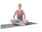 Femme en haut violet et leggings bleus assise en position de yoga sur un tapis gris.