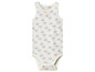 Un body blanc pour bébé avec des vagues bleues et des bateaux oranges.