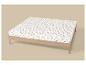 Cadre de lit avec matelas et drap-housse blanc à motif de feuilles brun-rouge.