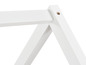 Détail d'un cadre de lit en bois blanc.