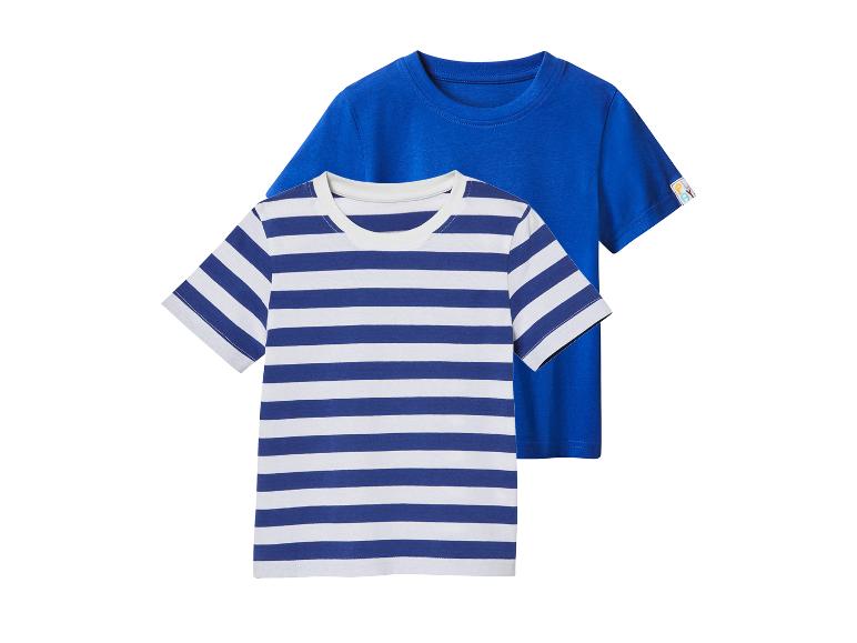 Deux t-shirts pour enfants : un rayé bleu et blanc, un bleu uni.