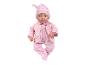 Poupée bébé vêtue d'un pyjama rose fleuri et d'une veste matelassée rose avec un bonnet assorti