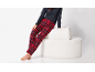 Pyjama femme avec haut à manches longues et pantalon à carreaux rouges et bleus.