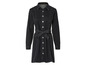 Une robe en jean noire à manches longues et une ceinture.