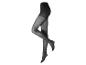 Collants noirs pour femme sur mannequin, avec une jambe croisée sur l'autre.
