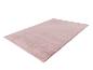 Tapis rectangulaire rose pâle avec une texture douce et moelleuse.