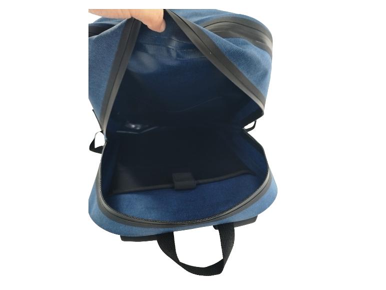 Sac à dos bleu marine ouvert, montrant l'intérieur spacieux.