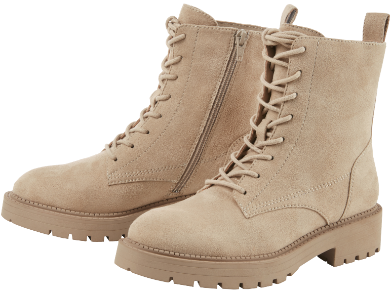 Bottines beige clair à lacets.