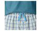 Pyjama : haut bleu et short à carreaux bleu, vert et blanc.