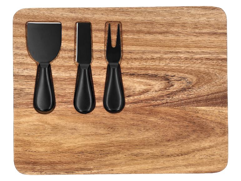 Planche à fromage en bois avec trois ustensiles à fromage noirs.