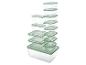 Ensemble de boîtes de conservation alimentaires transparentes avec couvercles verts, empilées.