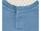 Un pull bleu avec des boutons.