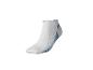 Chaussette de cheville blanche avec des rayures et une bordure bleues, isolée sur fond blanc.