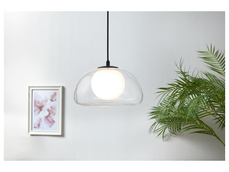 Lampe suspendue moderne avec abat-jour en verre opalin et structure transparente.