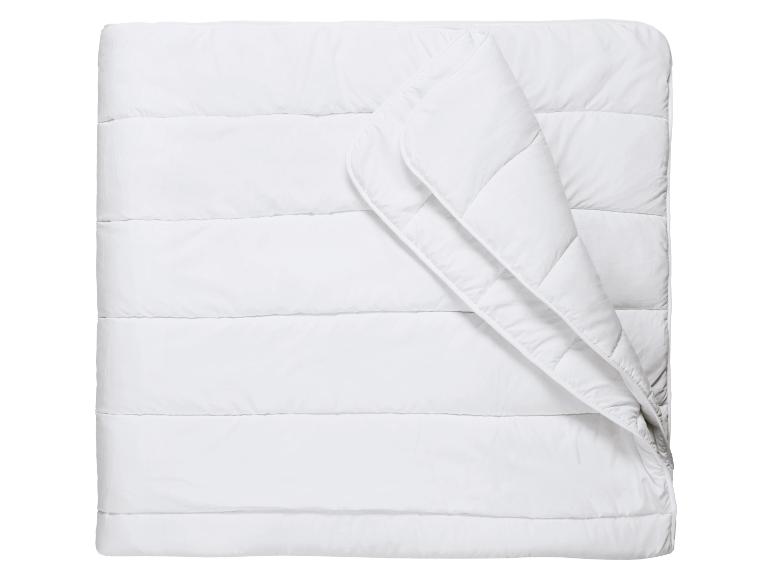 Couette blanche avec surpiqûres horizontales, partiellement pliée