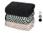 Pile de trois serviettes pliées : noire, vert clair avec motif noir et beige avec motif.