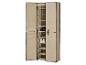 Armoire à chaussures beige avec portes ouvertes, montrant des étagères et quelques paires de chaussures.