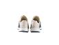 Paire de baskets beige et marine.