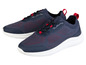 Deux paires de chaussures de sport bleues avec des détails rouges.