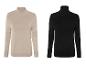 Deux pulls à col roulé unis en beige et noir.
