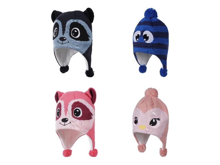 Quatre bonnets tricotés pour enfants avec des motifs d'animaux : deux ratons laveurs, un monstre et un oiseau.