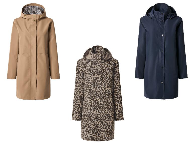 Trois imperméables: beige, imprimé léopard et bleu marine.