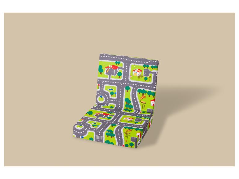 Chaise pour enfants avec un motif de carte routière coloré, avec des maisons, des arbres et des routes.