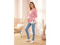 Une femme enceinte portant un pull rayé et un jean.