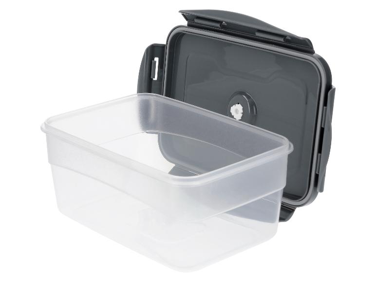 Récipient alimentaire rectangulaire transparent avec couvercle gris foncé ouvert, isolé sur blanc.