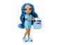Poupée aux cheveux bleus en pyjama tenant une boîte bleue avec des accessoires.
