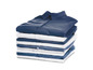 Une pile de chemises, principalement bleues et blanches.