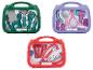 Trois ensembles de jouets : outils, beauté et équipement médical, tous dans des mallettes.