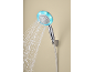 Pommeau de douche chromé avec éclairage LED bleu, d'où jaillit de l'eau.