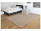 Tapis en fourrure beige dans une chambre à coucher moderne.