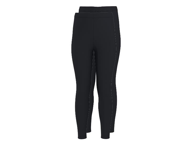 Une paire de leggings noirs pour femme, avec des coutures latérales visibles.