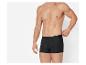 Un homme portant un boxer noir.