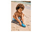 Un enfant sur la plage en train de mettre des chaussures d'eau bleues.