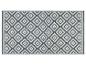 Tapis d'extérieur gris et blanc à motifs géométriques.