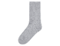 Une chaussette grise sur fond blanc.