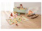 Un tapis de jeu avec un jeu de société pour enfants, avec des dés et un gobelet.