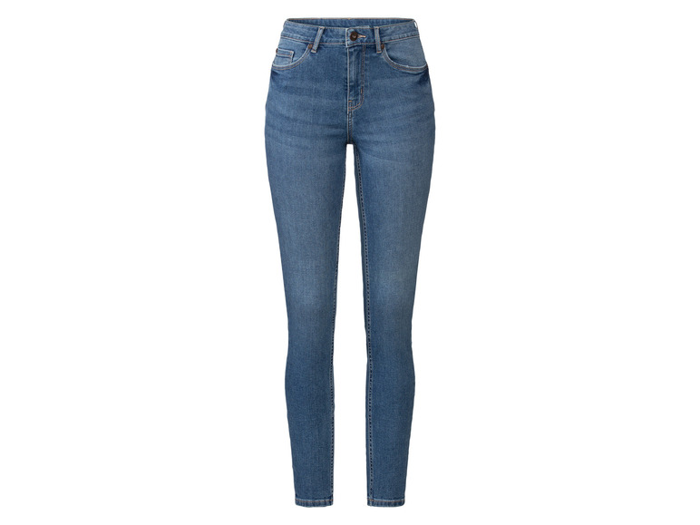 Un jean skinny bleu pour femme.