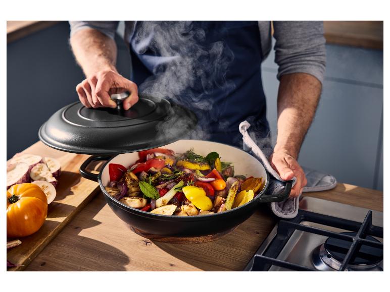 Poêle de service en fonte SILVERCREST® avec des légumes fumants.