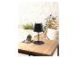 Lampe de table noire moderne sur une table en bois.