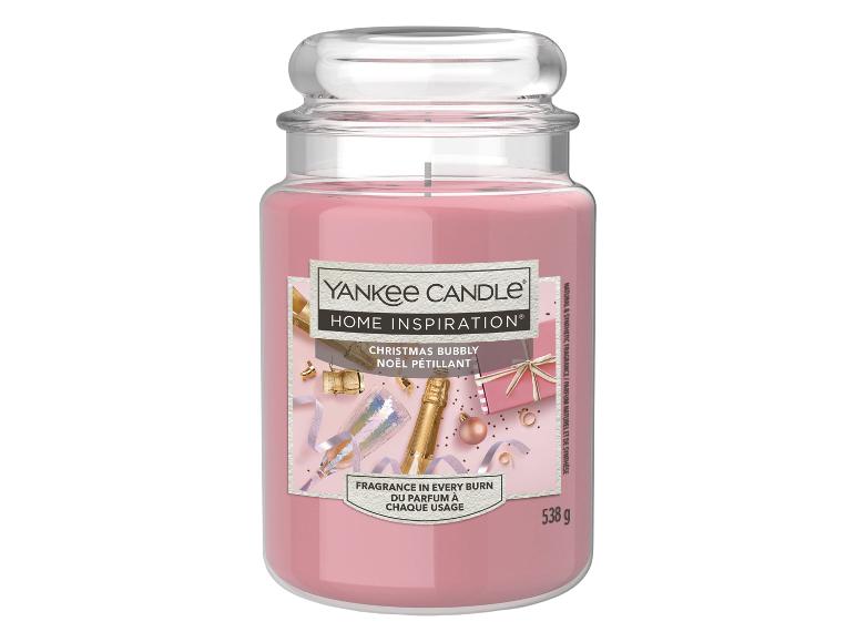 Bougie parfumée rose en pot avec l'inscription « Christmas Bubbly » et des décorations festives.