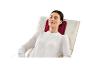 Une femme assise dans un fauteuil avec un coussin rouge sur le cou.