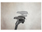 Gros plan sur la hauteur de selle réglable d'un vélo d'appartement.